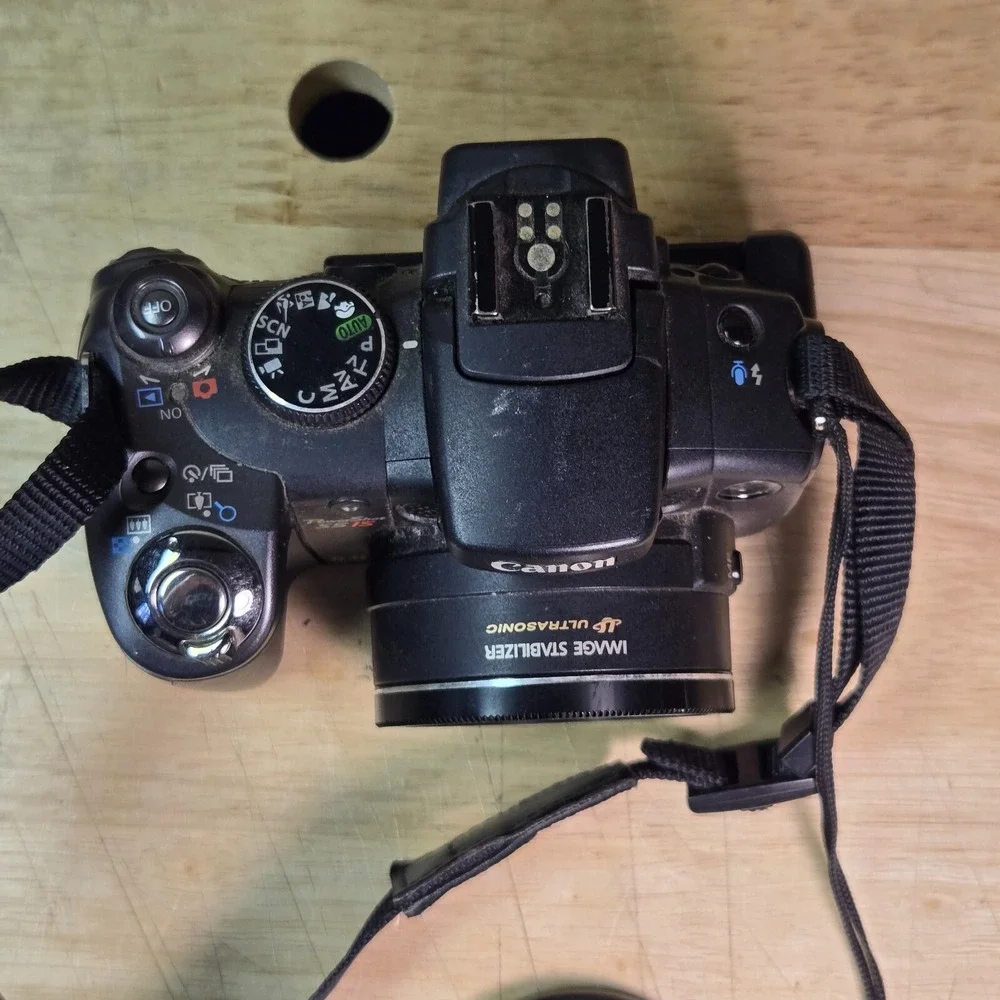 CANON POWERSHOT S5 IS BLACK 12X OPTICAL ZOOM DIGITAL CAMERA FOR PARTS Powers on